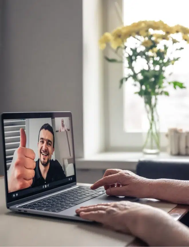 Persona en videollamada con un abogado