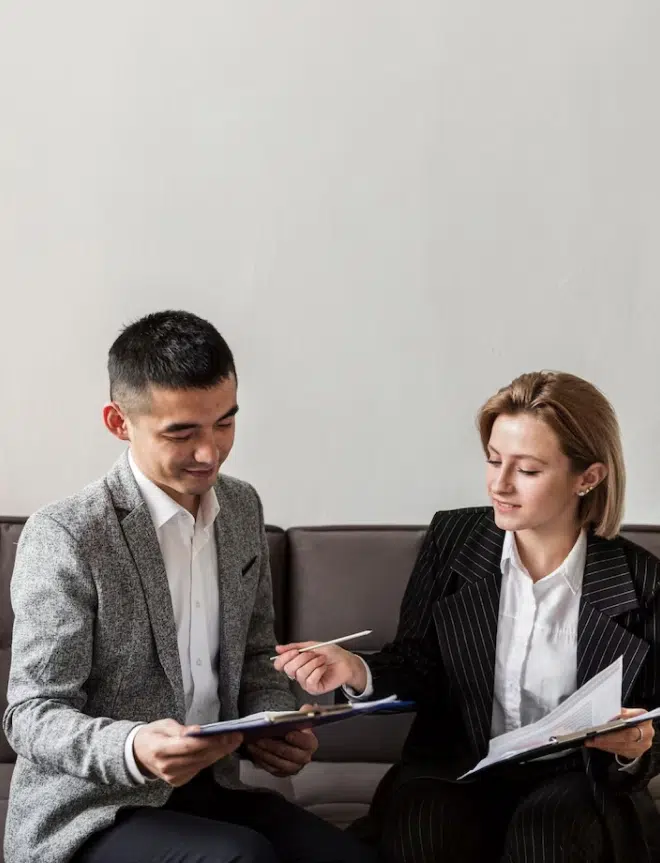 Abogado explicando a detalle información del contrato