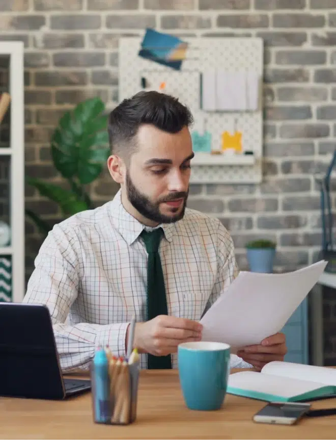 Abogado revisando contratos
